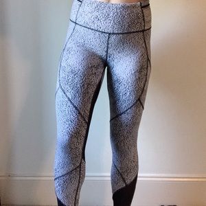 Women’s Lulu Yoga pants!